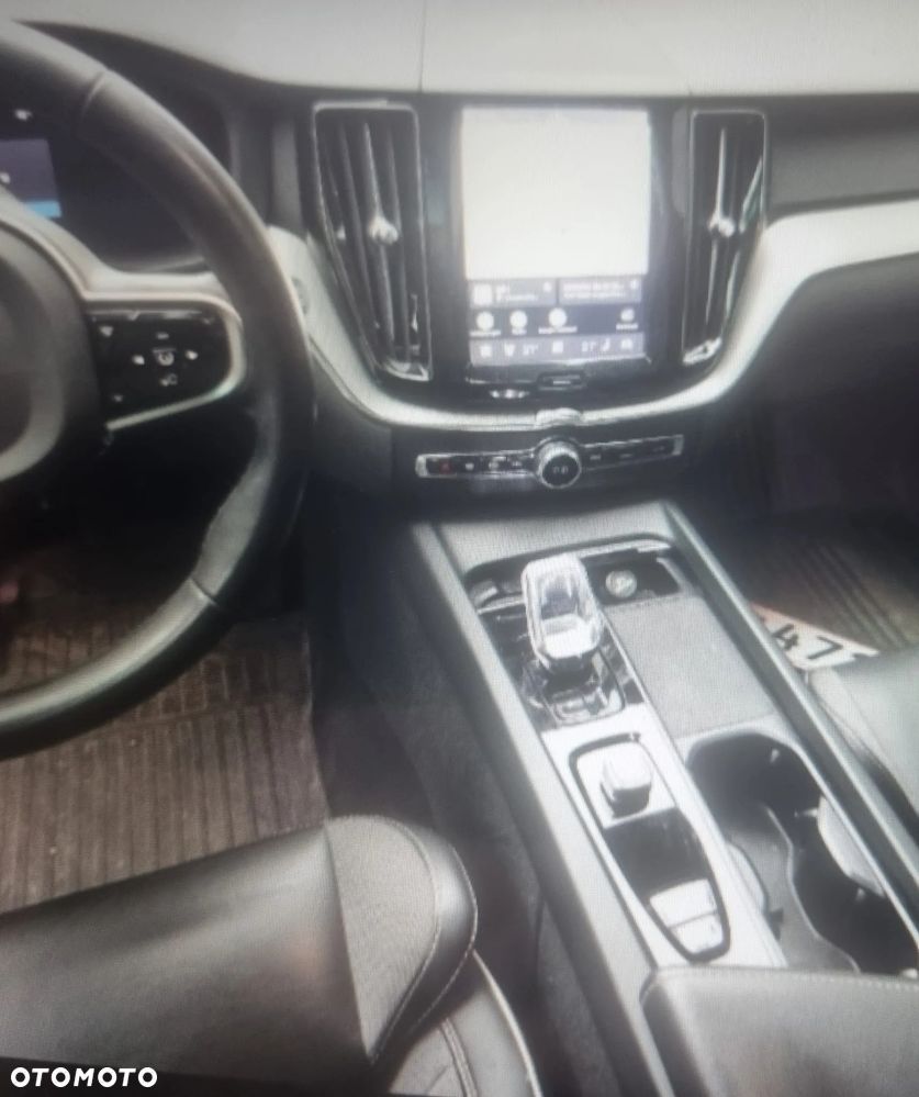 Volvo XC 60 B4 D AWD Plus Dark - 4