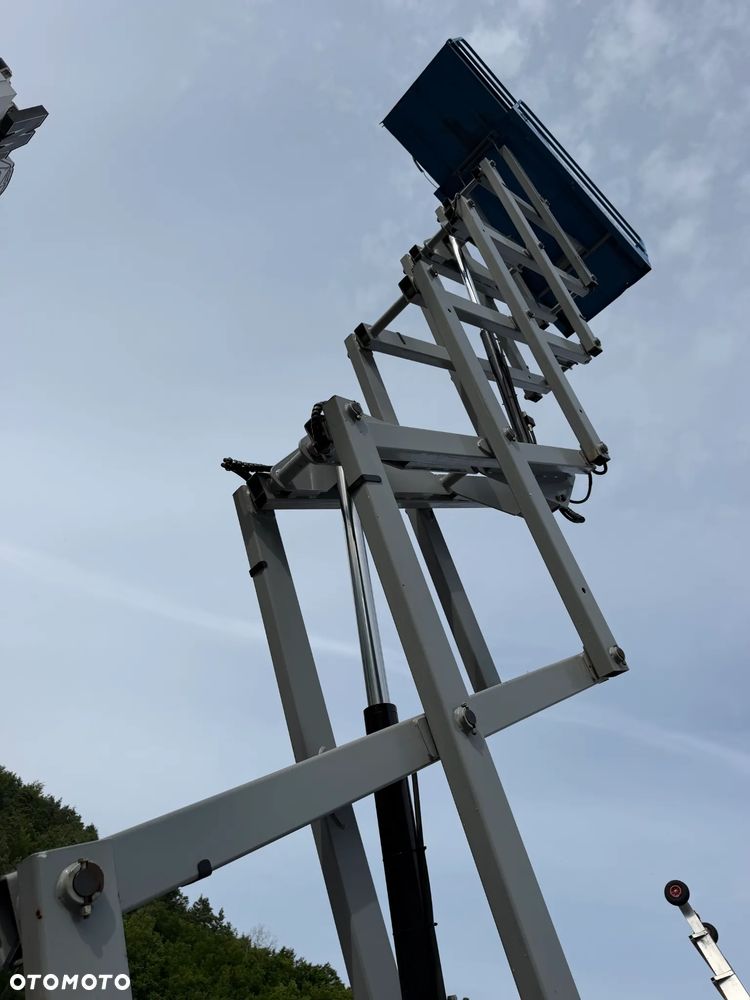 Genie GS-4047. Zwyżka Platforma Nożycowa 14 metrów wysokość robocza. Podnośnik przywieziony z Norwegii praktycznie zerowe zużycie. Pracował w urzędzie komunalnym 1 raz w roku okres świąteczny! Udzwig 380 kg. Rozsuwany Balkon. Sterowanie góra dół. Akumlatory w świetnej kondycji z 2024 roku. Wielka Okazja! - 13