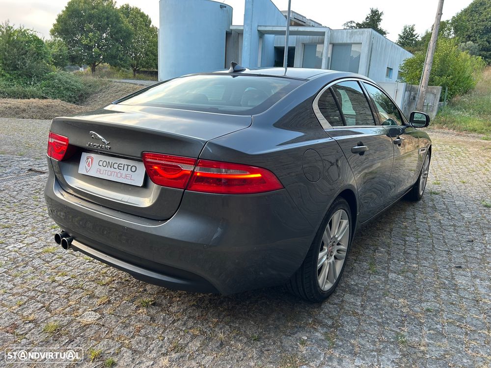 Jaguar XE 2.0 D Portfolio - 8