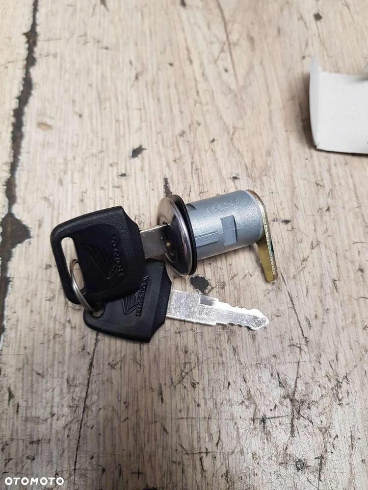 Zamek siedzenia klucz Honda CB550SC CBR900RR VF1000F 77225-ME4-003 - 2