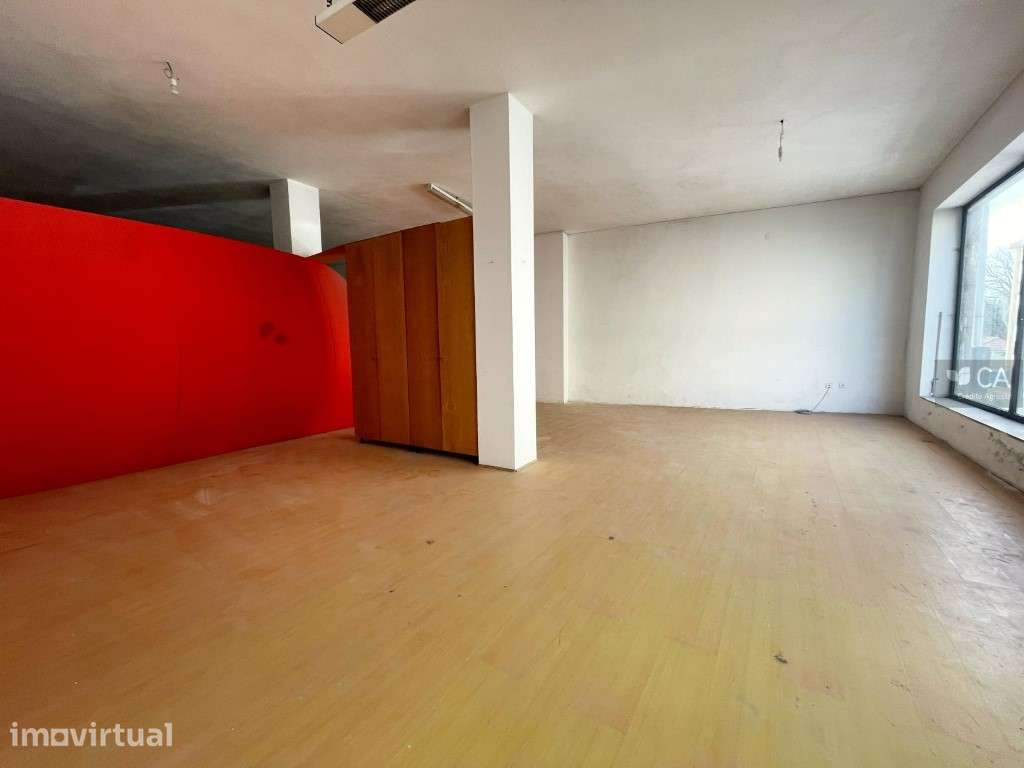 Loja com um total de 689m2 de área bruta de construção, situada no ... - Grande imagem: 4/15