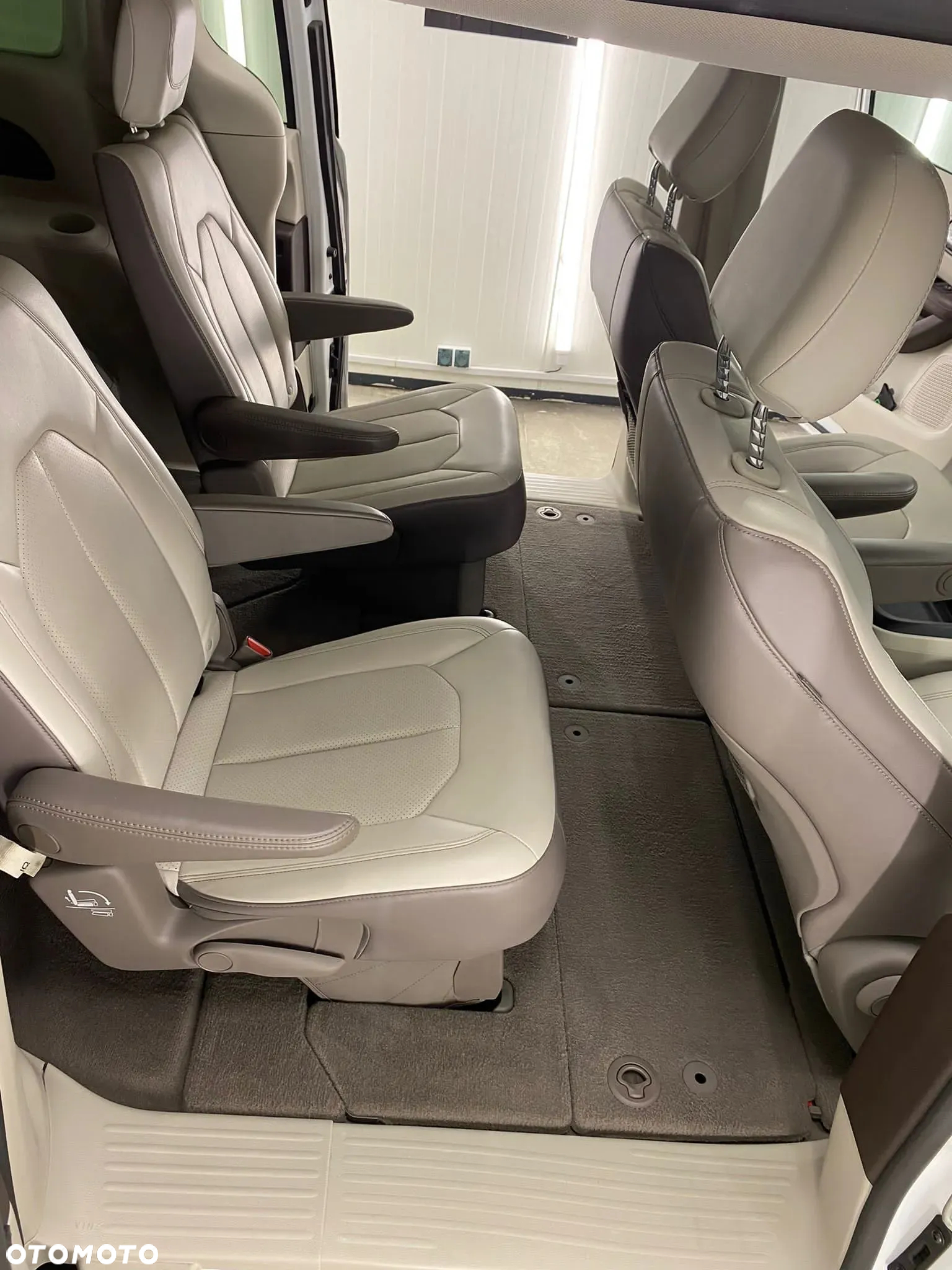 Chrysler Pacifica - 8