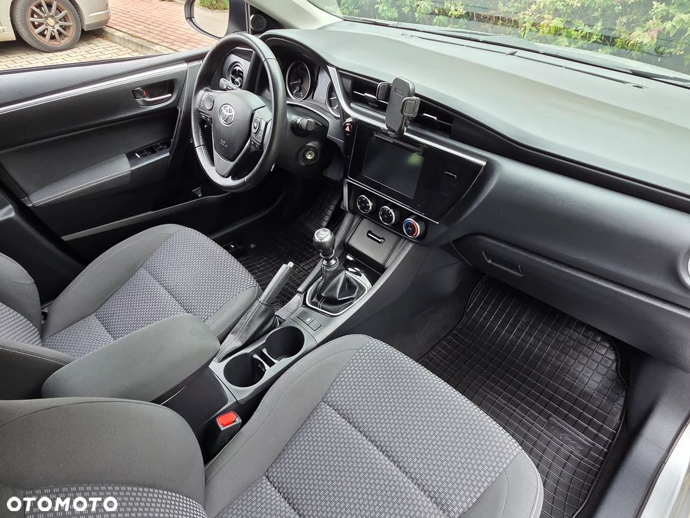 Toyota Corolla 1.6 Classic Plus - 17