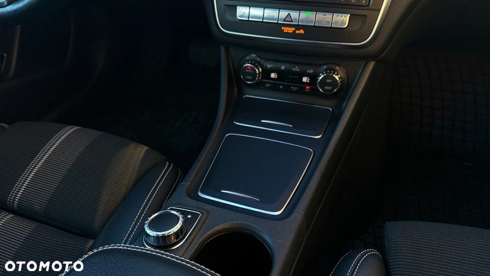 Mercedes-Benz GLA 200 7G-DCT - 28
