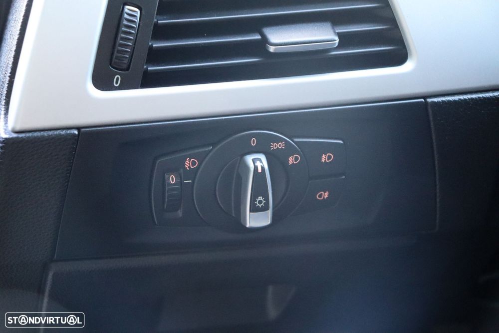 BMW 318 d Touring - 16