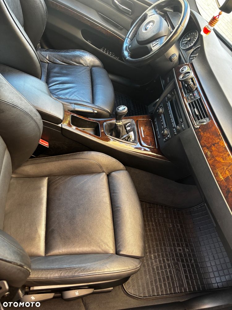 BMW Seria 3 330xi Touring - 16