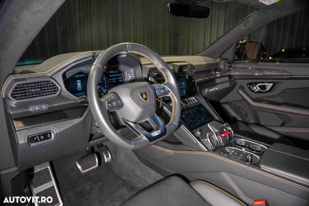 Lamborghini URUS - 36