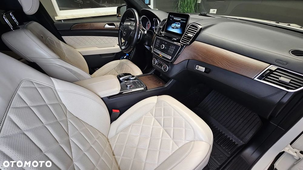 Mercedes-Benz GLS - 12