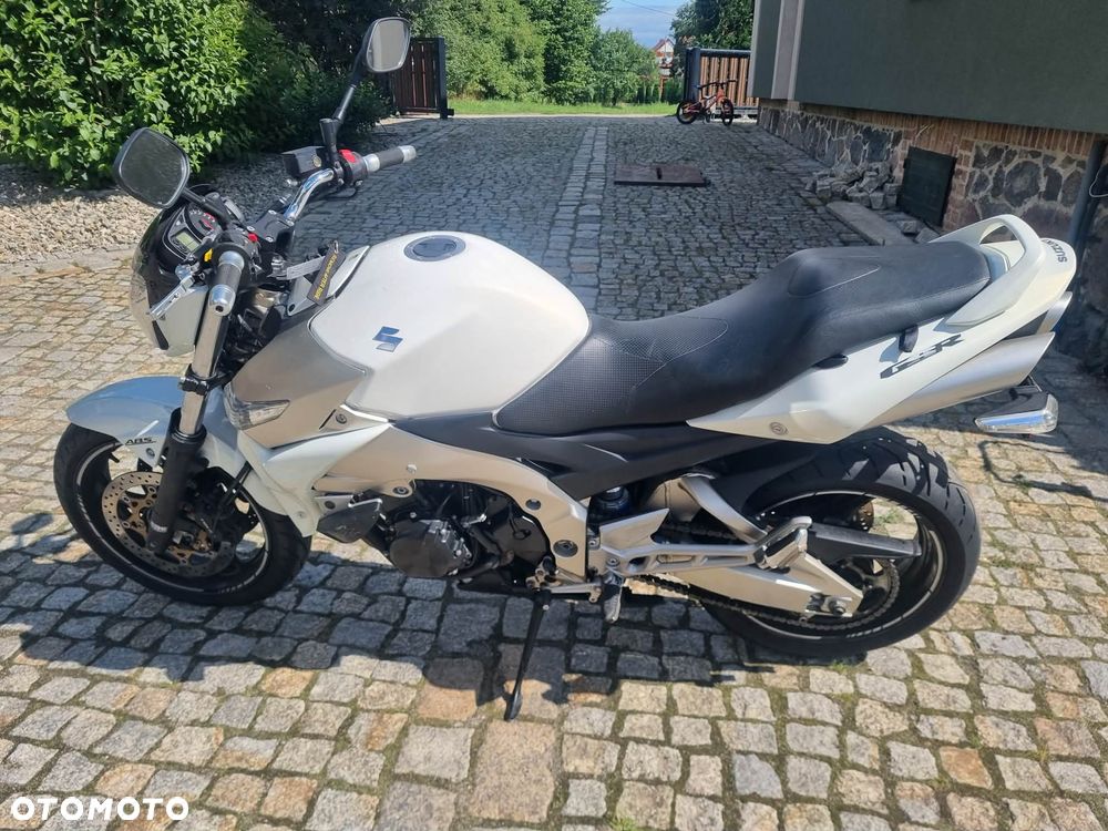 Suzuki GSR - 1