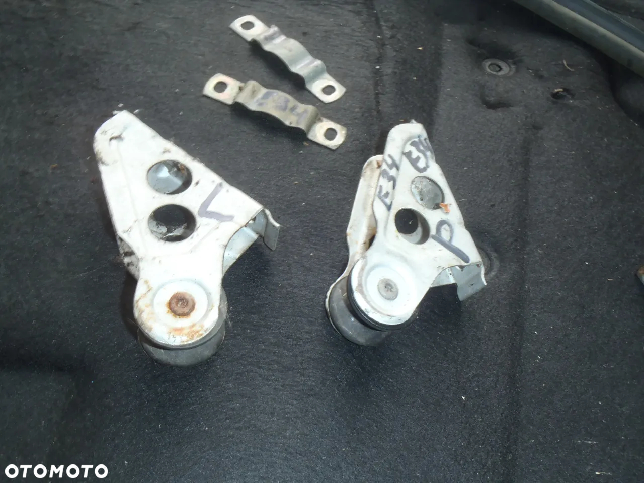 zawias rolka zamek logo uszczelka wyciszenie z maski spryskiwacz  bmw e34 bez rdzy - 9