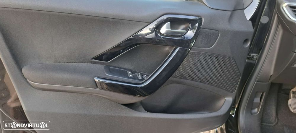 Peugeot 208 1.2 PureTech Signature - 9