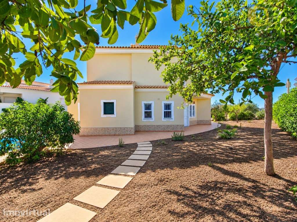 Maravilhosa Moradia com piscina, garagem e amplo terreno - Grande imagem: 4/26