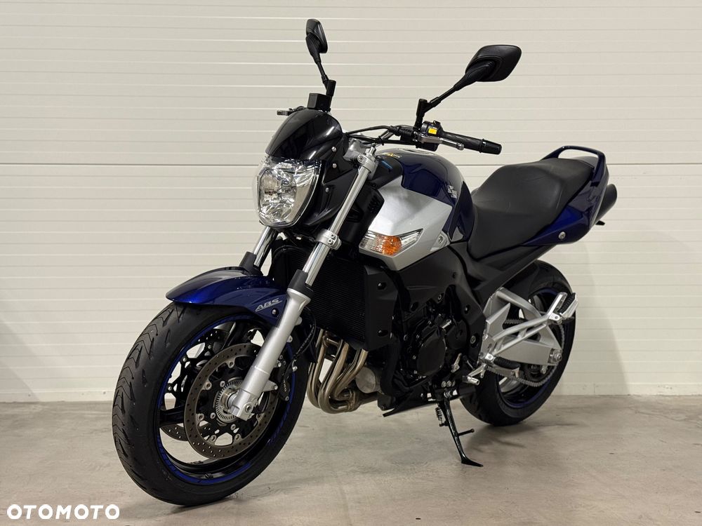 Suzuki GSR - 7