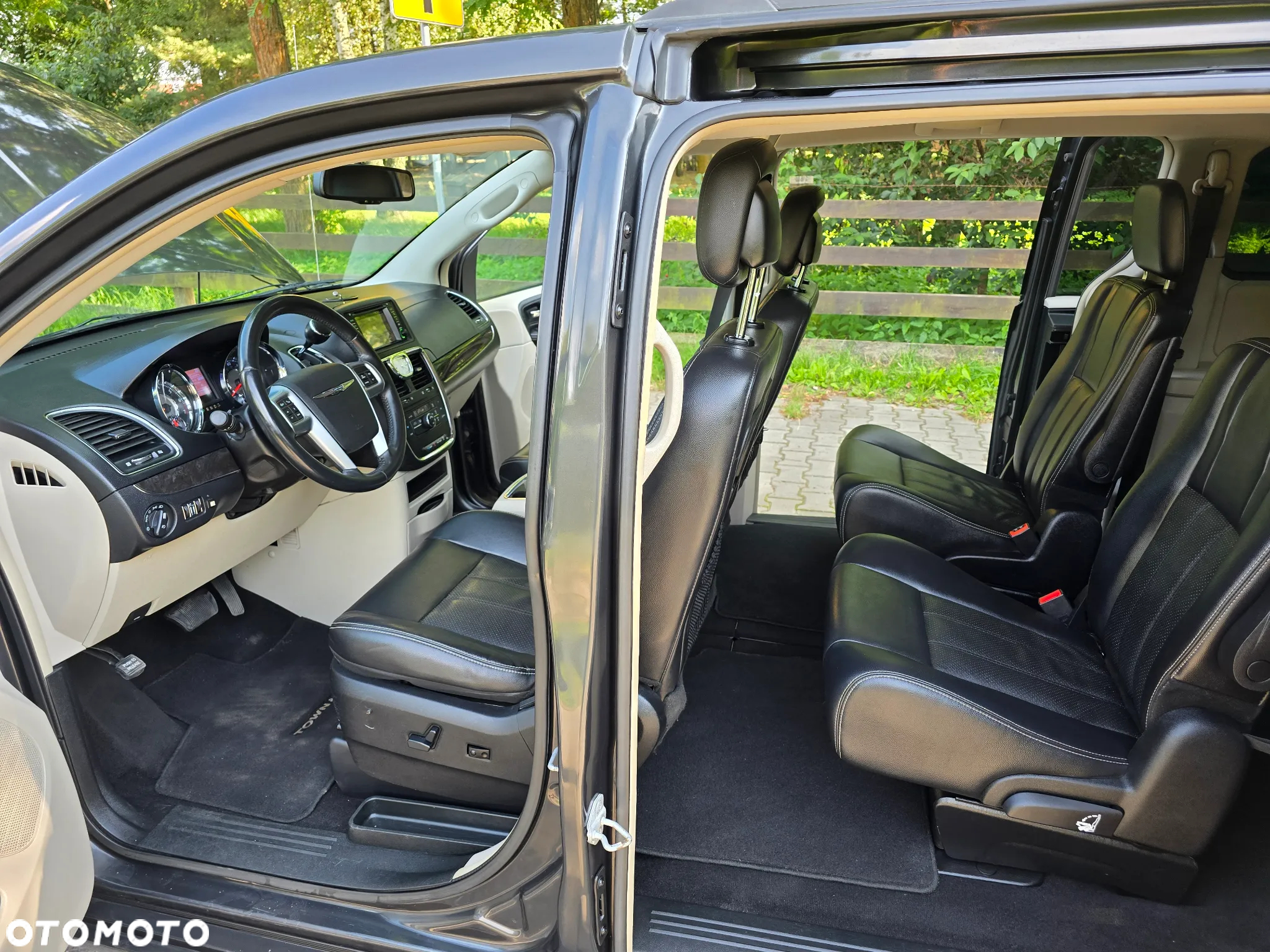 Chrysler Town & Country 3.6 Limited - 18