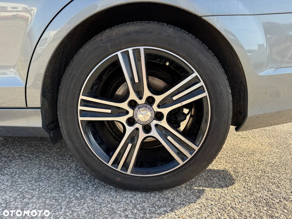 Mercedes-Benz Klasa C 180 BlueEFFICIENCY Elegance - 32