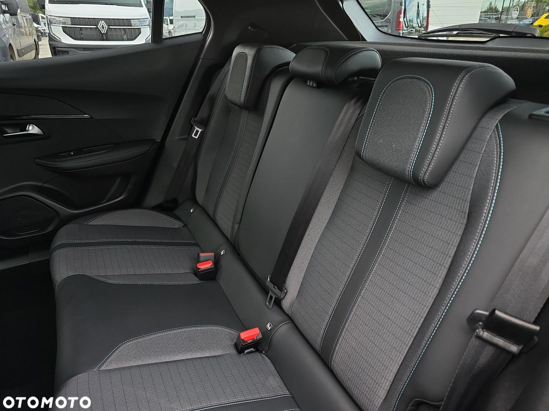 Peugeot 2008 1.5 BlueHDi Allure S&S - 13