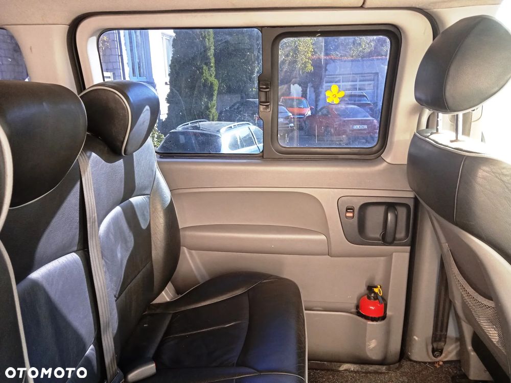 Na części Hyundai H1 II Wagon 2.5 CRDI 2010 lakier NBA silnik D4CBA skrzynia biegów GZ04 maska klapa drzwi przesuwne zderzak lampa błotnik fotel kanapa 7 miejsc szyba - 10