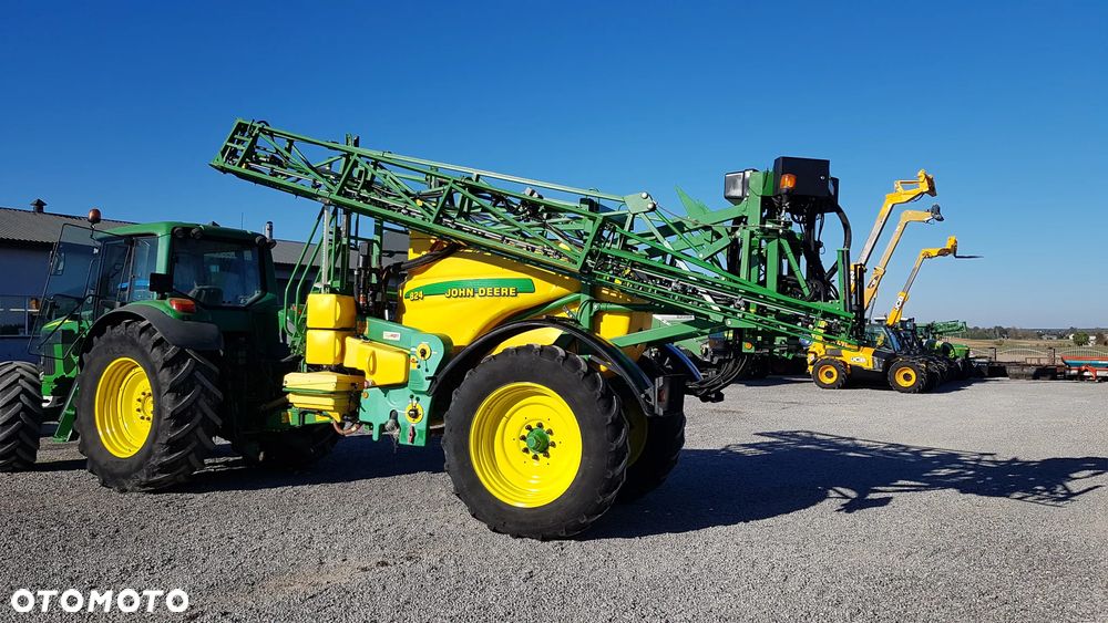 John Deere 824 - 17