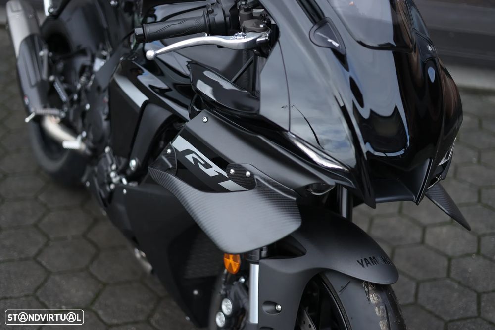 Yamaha YZF R1 2025 BLACK AKRAPOVIC - 1