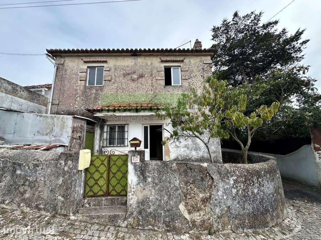 Moradia Geminada T2 em Francos, Rio de Mouro. Para Obras Totais. - Grande imagem: 5/19