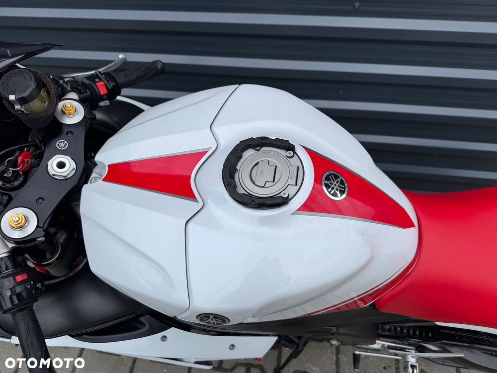 Yamaha R1 - 13