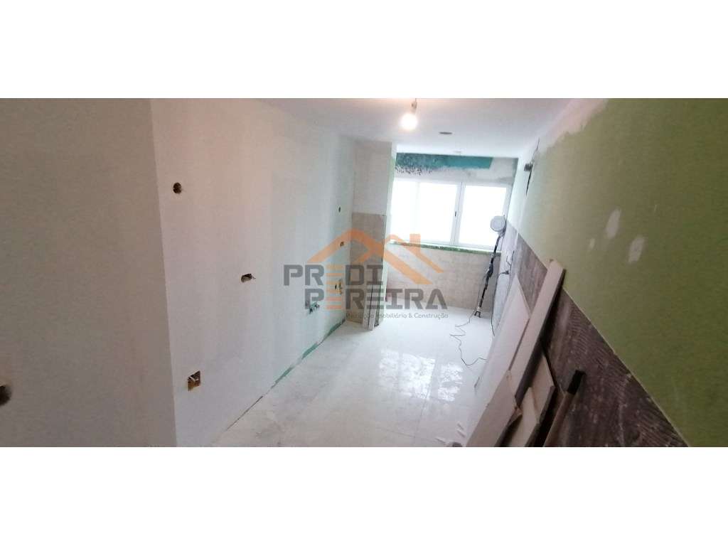 Situado em Santo António dos Cavaleiros, Torres da Bela Vista, T3 t... - Grande imagem: 5/20