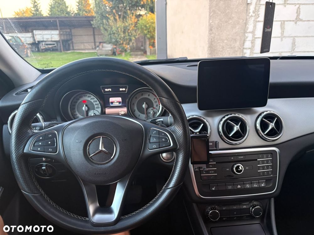 Mercedes-Benz GLA 200 7G-DCT - 14