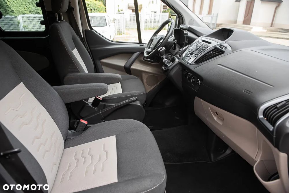 Ford Tourneo Custom 300 L1H1 VA Titanium - 32