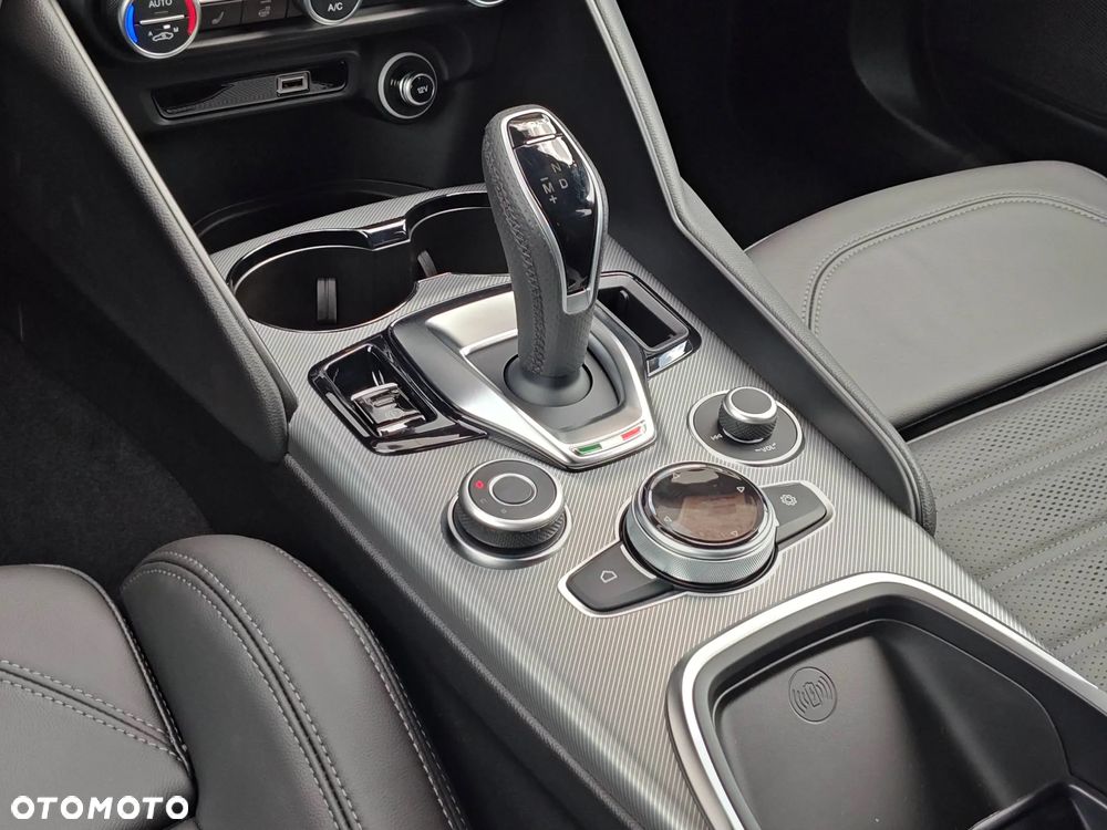 Alfa Romeo Giulia 2.0 Turbo Veloce Q4 - 16