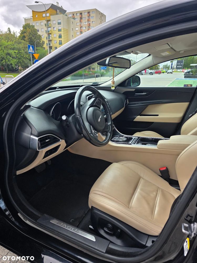 Jaguar XE 2.0 D Prestige - 11