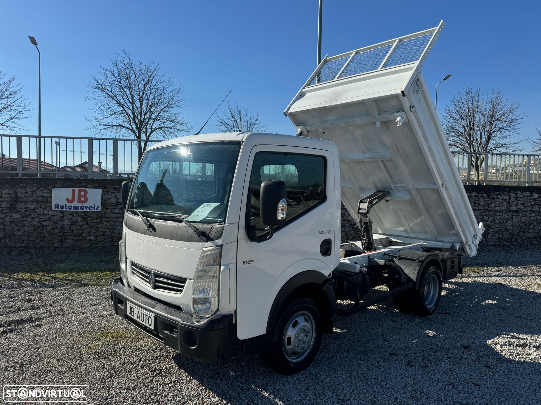 Renault Maxity 2.5dCI 140CV 3LUG Tri-Basculante 105.000 Kms - 1