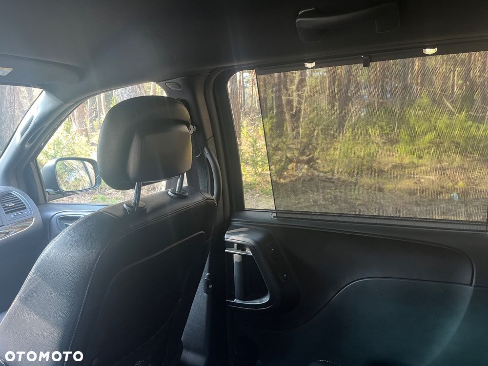 Chrysler Town & Country - 7