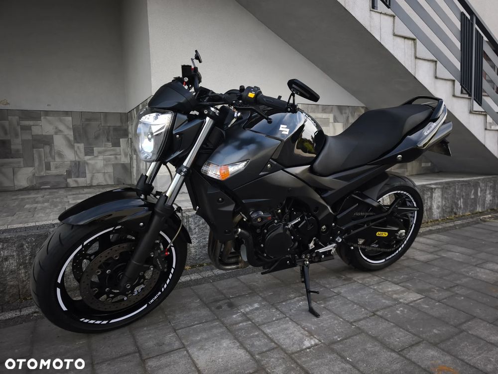 Suzuki GSR - 4