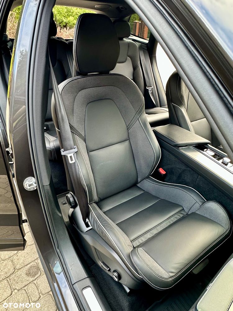 Volvo XC 60 B4 D AWD R-Design - 27