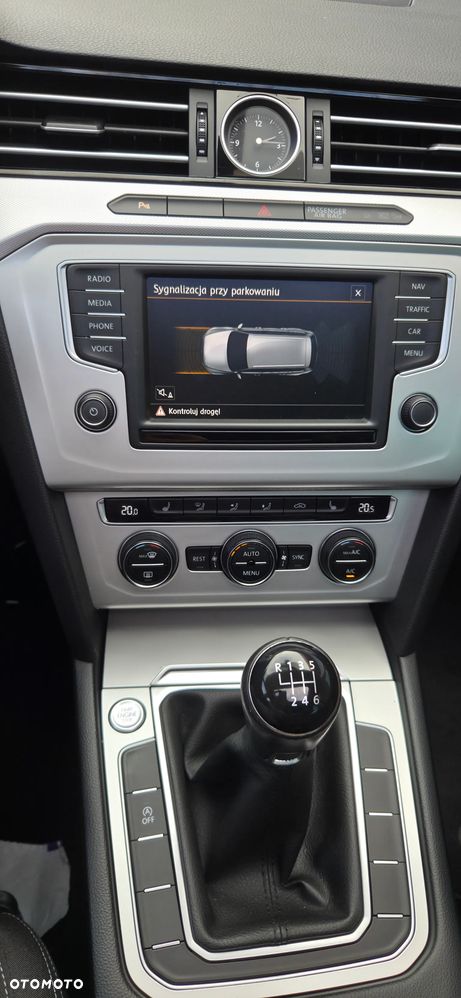 Volkswagen Passat Variant 2.0 TDI BMT Highline - 25