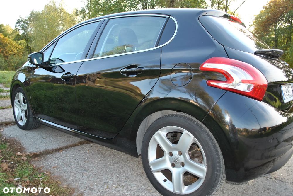 Peugeot 208 2012 photo 2