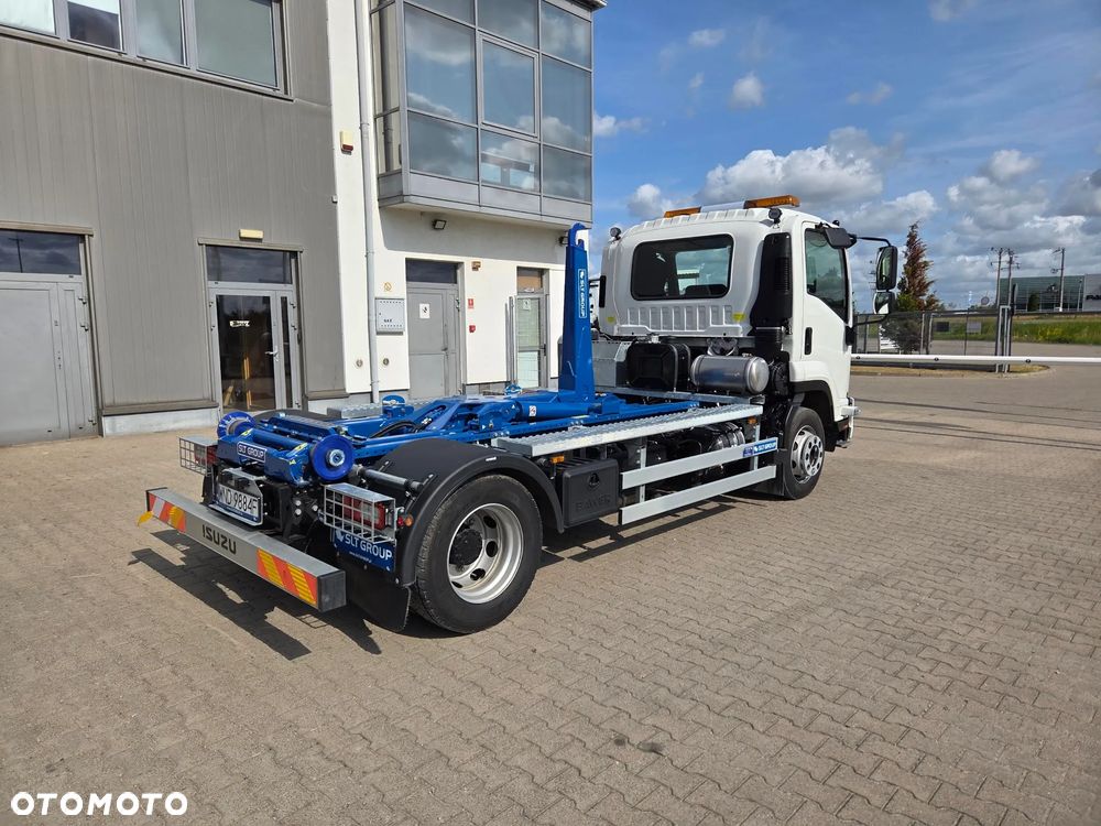 Isuzu F12 - 3