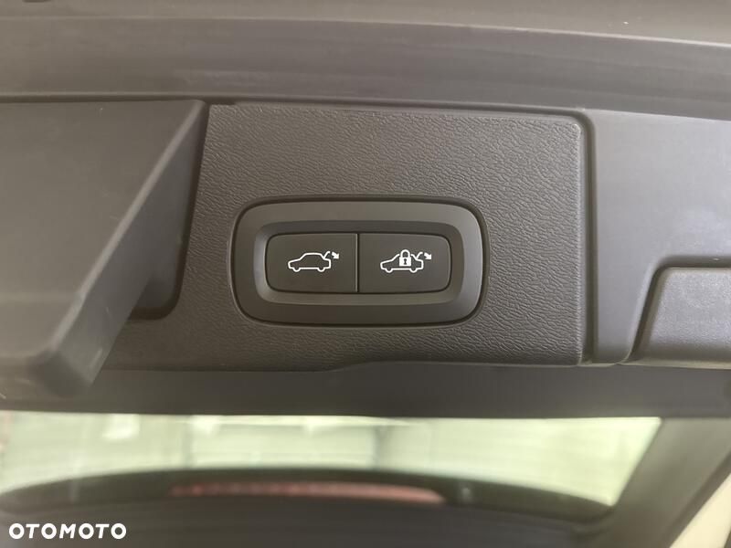 Volvo XC 60 B4 D AWD Plus Dark - 25