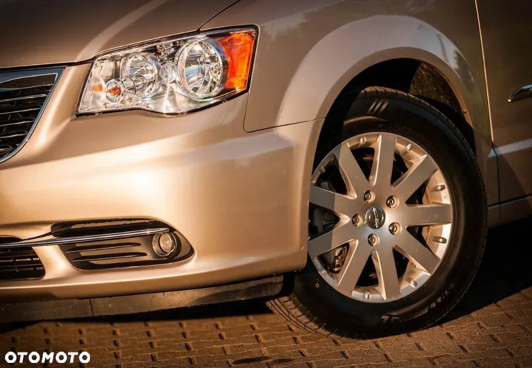 Chrysler Town & Country - 8
