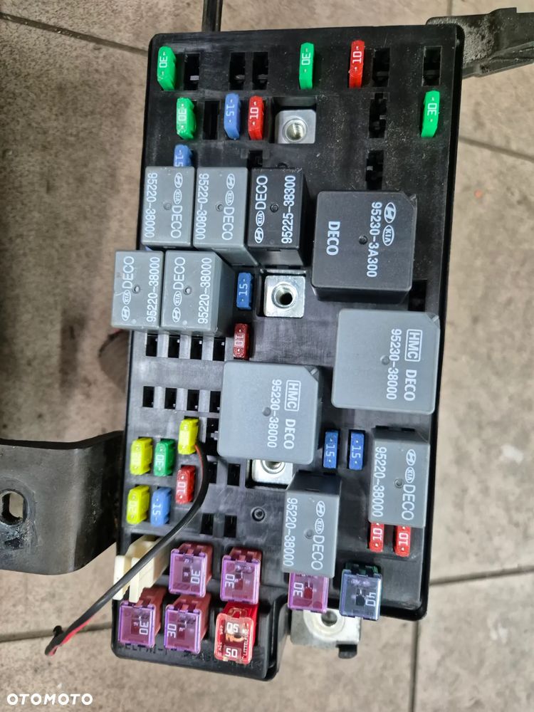 SKRZYNKA BEZPIECZNIKÓW HYUNDAI TRAJET 2.0 CRDI LIFT - 2