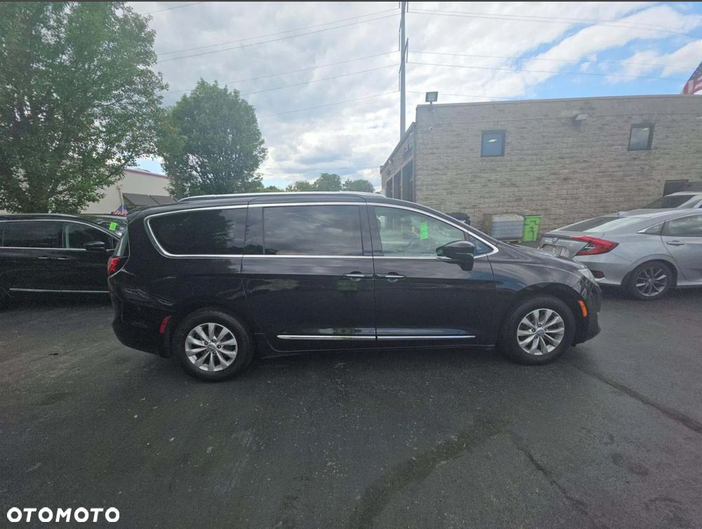 Chrysler Pacifica - 4