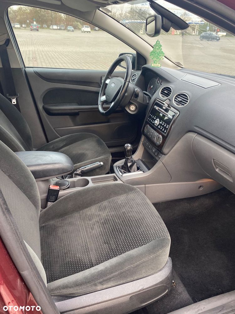 Ford Focus Ghia - 12