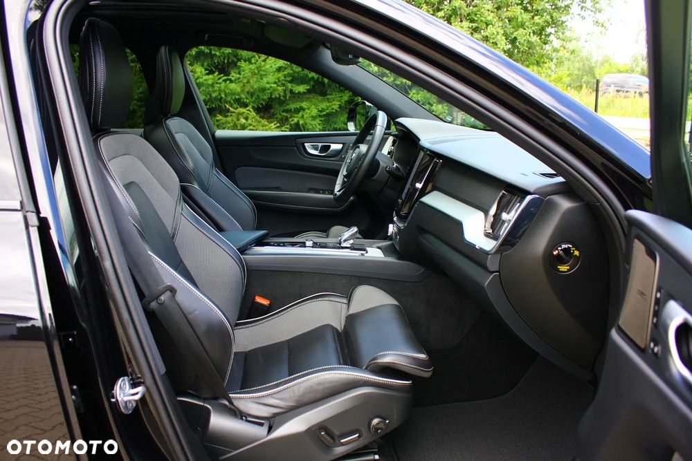 Volvo XC 60 B4 D AWD Plus Dark - 40
