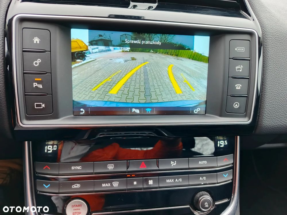 Jaguar XE 2.0 D Prestige - 27