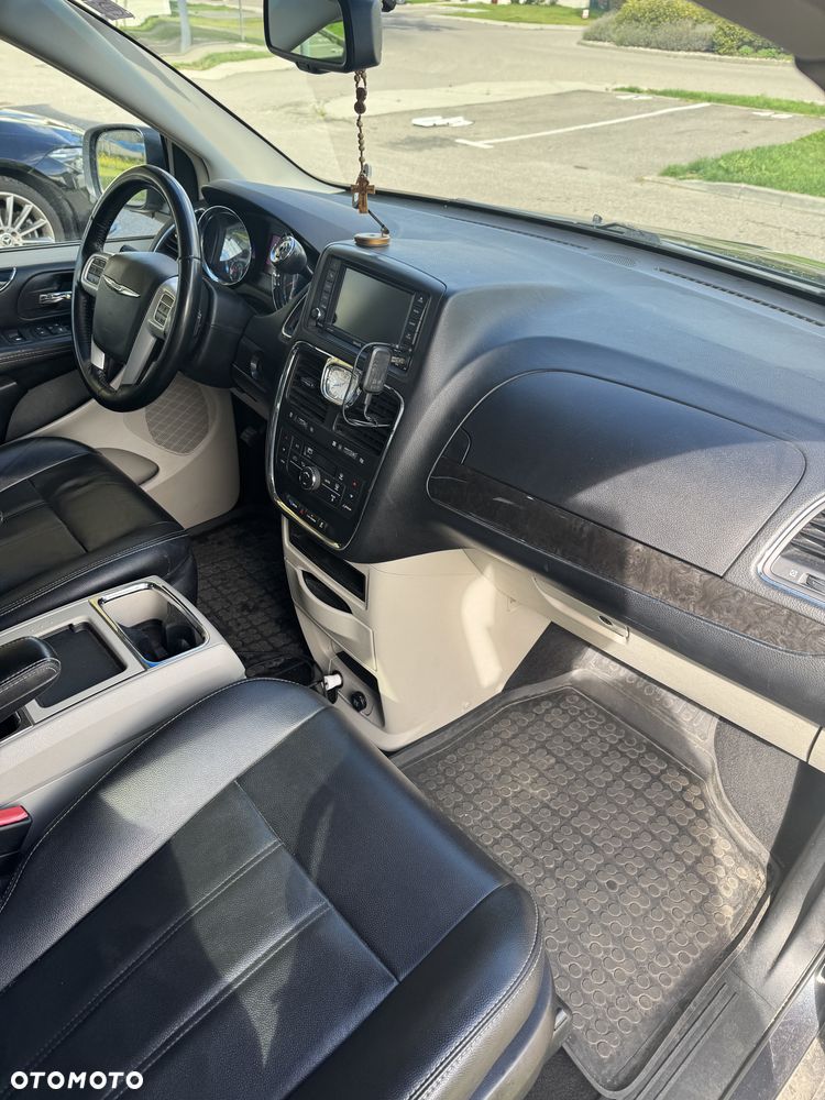 Chrysler Town & Country 3.6 Limited - 26