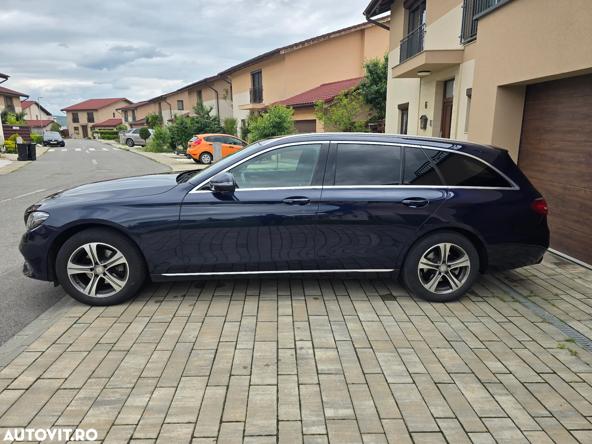 Mercedes-Benz E 220 d T 9G-TRONIC Avantgarde - 2