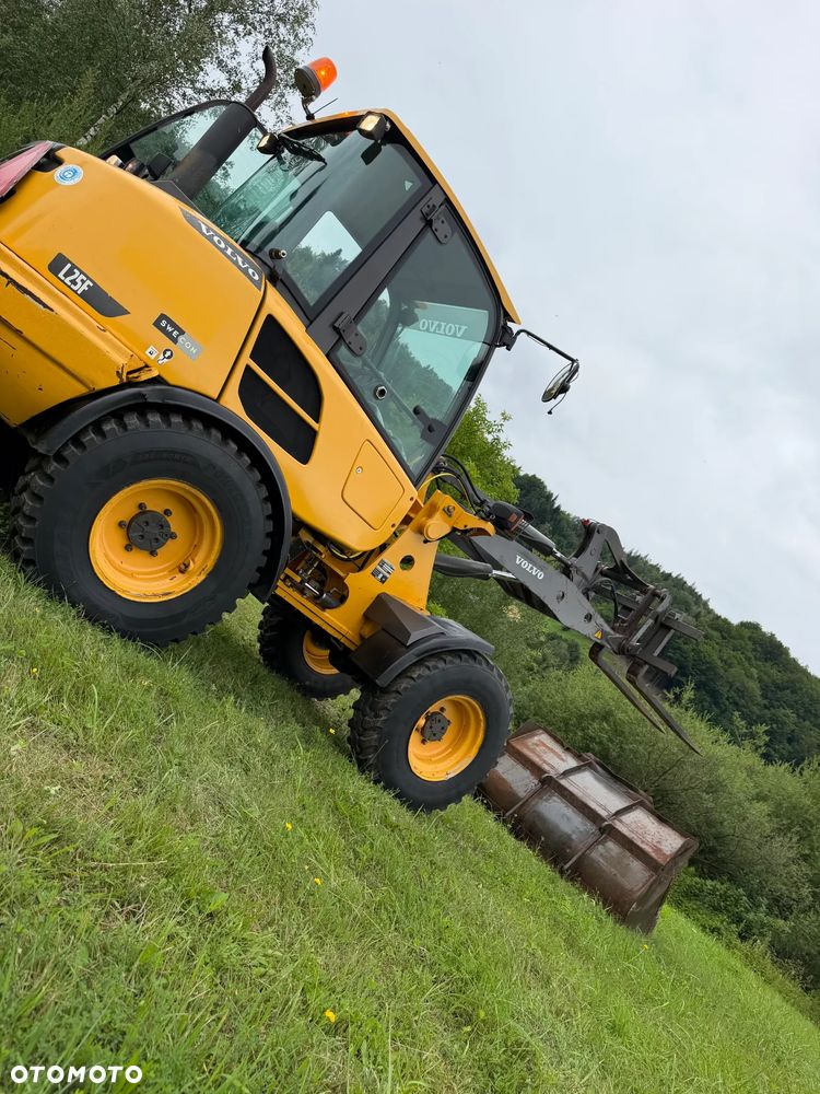 Volvo L25F Ładowarka Kołowa łamana 2015 rok. Jak Nowa! Oryginał łyżka i widły. Mocny silnik 4 cylindry. Zero luzów i wycieków. Aktualne Badania DEKRA BMWT. Wielka Okazja. Maszyna jak nowa z Salonu. 2600 mtg. Pochodzi z Norweskiego urzędu gminy. Dodatkowe linie Hydrauliczne. Szybka wolna Jazda Rewers Hydrostatic. Wersja Norwesk Mocne doświetlenie dodatkowe grzanie. kabina Ogrzewana wentylowana! Zmiana Osprzętu Hydrauliczna! pełne sterowanie z dżojstika! Opony jak Nowe. Podzespoły pomy suche, czytelne tabliczki! OKAZJA - 39
