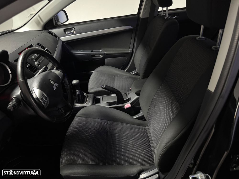 Mitsubishi Lancer Sportback 1.6 Invite Black Edition ClearTec - 30