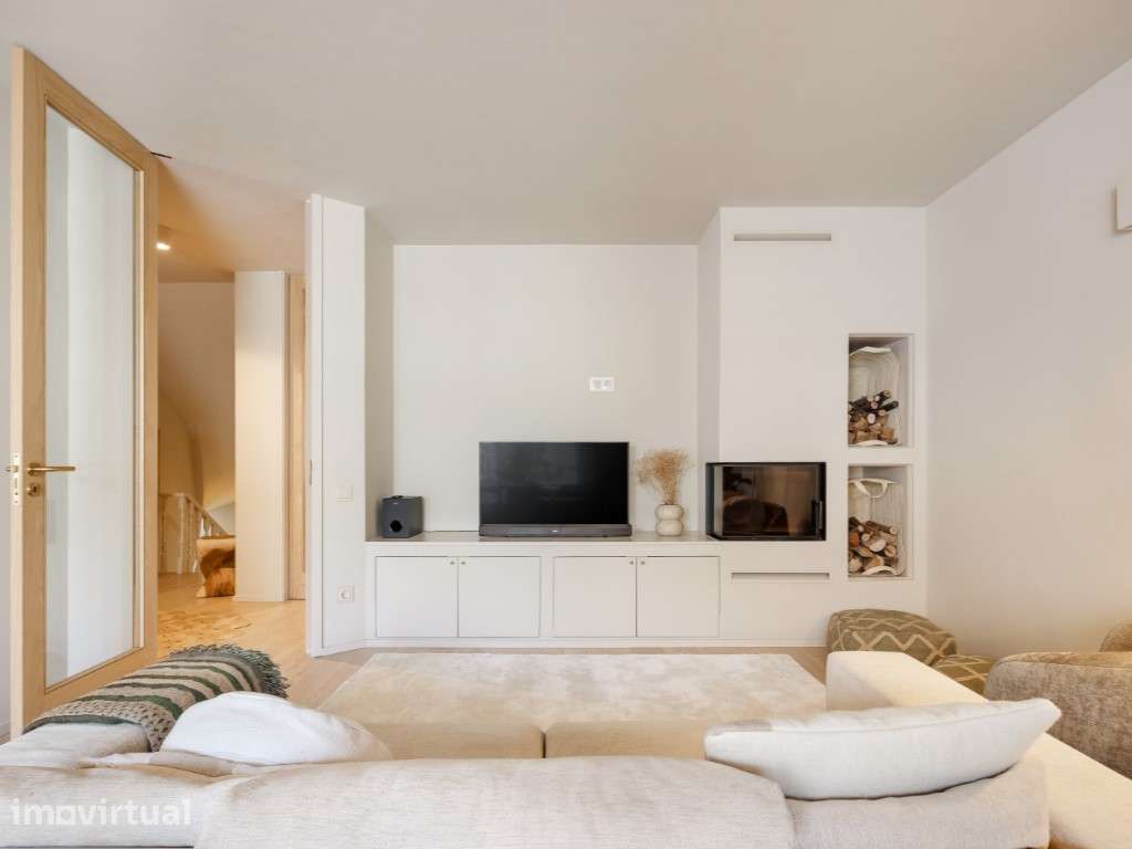 Andar de Moradia V4 Duplex de 2 Frentes Totalmente Remodelada junto... - Grande imagem: 5/30