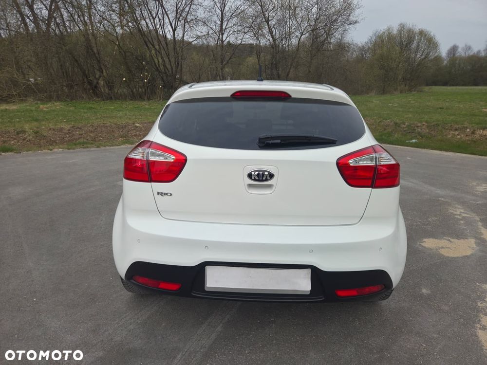 Kia Rio 1.2 L - 6